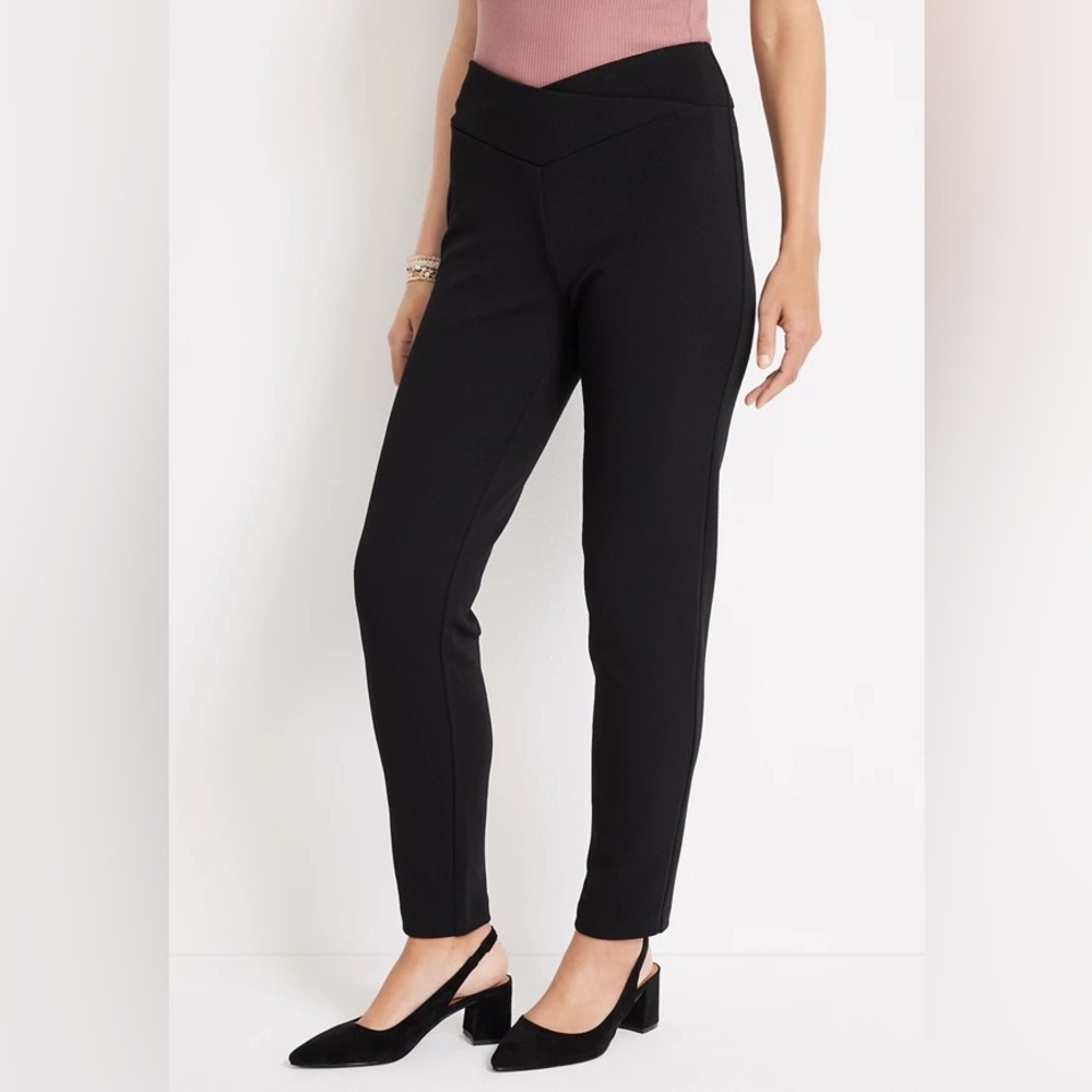 NWT Maurices Black Versa Crossover High Rise Taper Pant. Size: M Reg